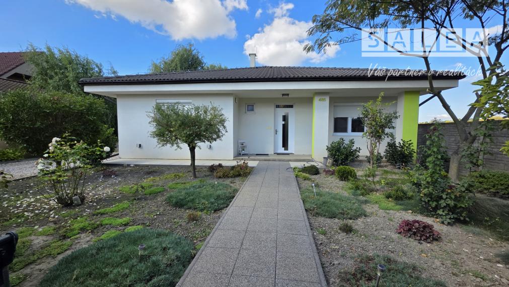 Zánovný 4i-rodinný dom a garáž na pozemku 1087m2 Tomášikovo