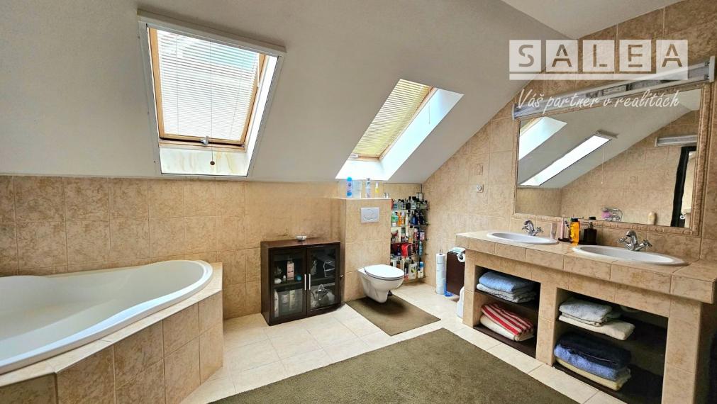 Vila dom 452m2 na pozemku 713m2,centre mesta Dunajská streda