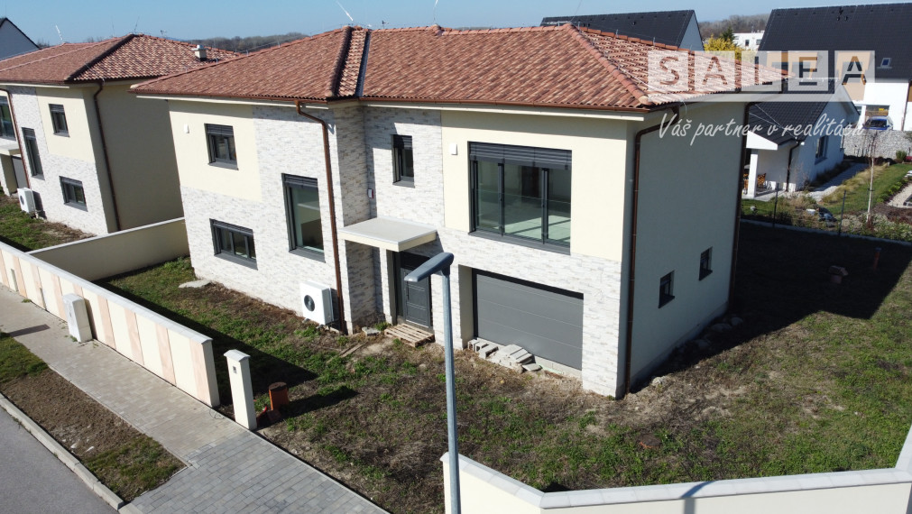 Exkluzívny poschodový dom v lukratívnej lokalite v Čunove, 286 m2, slnečný pozemok 571 m2