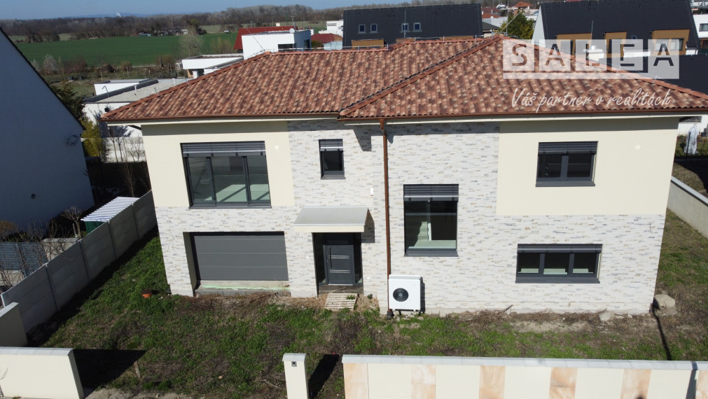 Exkluzívny poschodový dom v lukratívnej lokalite v Čunove, 286 m2, slnečný pozemok 571 m2
