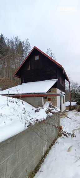 TEPLIČKA NAD VÁHOM-CHATA 4x5m s POZEMKOM 304m2-TOP LOKALITA