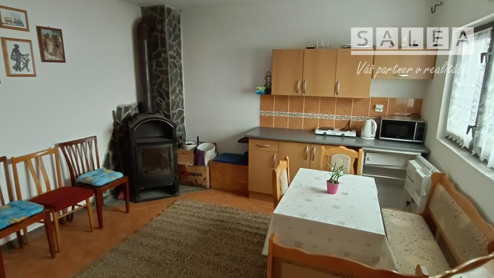 TEPLIČKA NAD VÁHOM-CHATA 4x5m s POZEMKOM 304m2-TOP LOKALITA