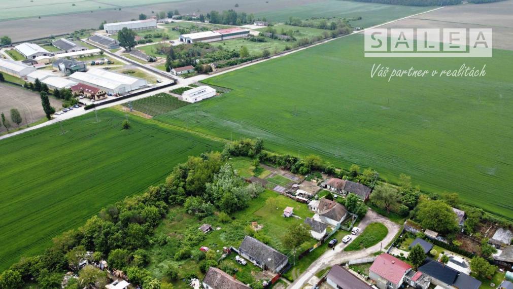 Stavebný pozemok 2213m2 s domom. Tomášikovo