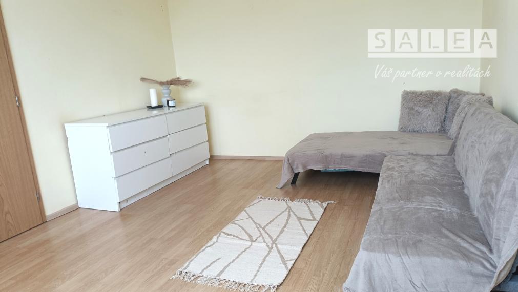 Priestranný 1-izbový byt v top lokalite Šale – ideálny štart aj istá investícia