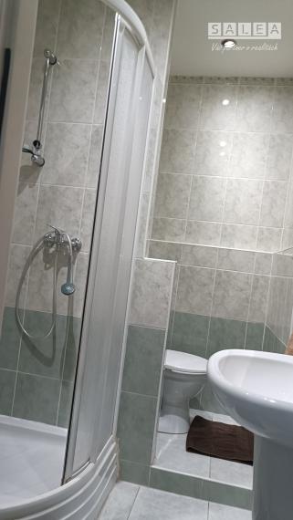 Priestranný 1-izbový byt v top lokalite Šale – ideálny štart aj istá investícia