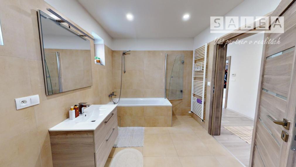 Priestranný 4i-Rodinný dom 166m2 na pozemku 1315m2 Vozokany.