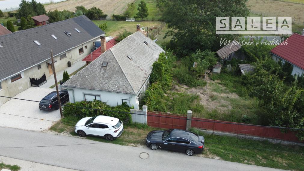 Pozemok so starým domom 1333m2.  Tomášikovo.