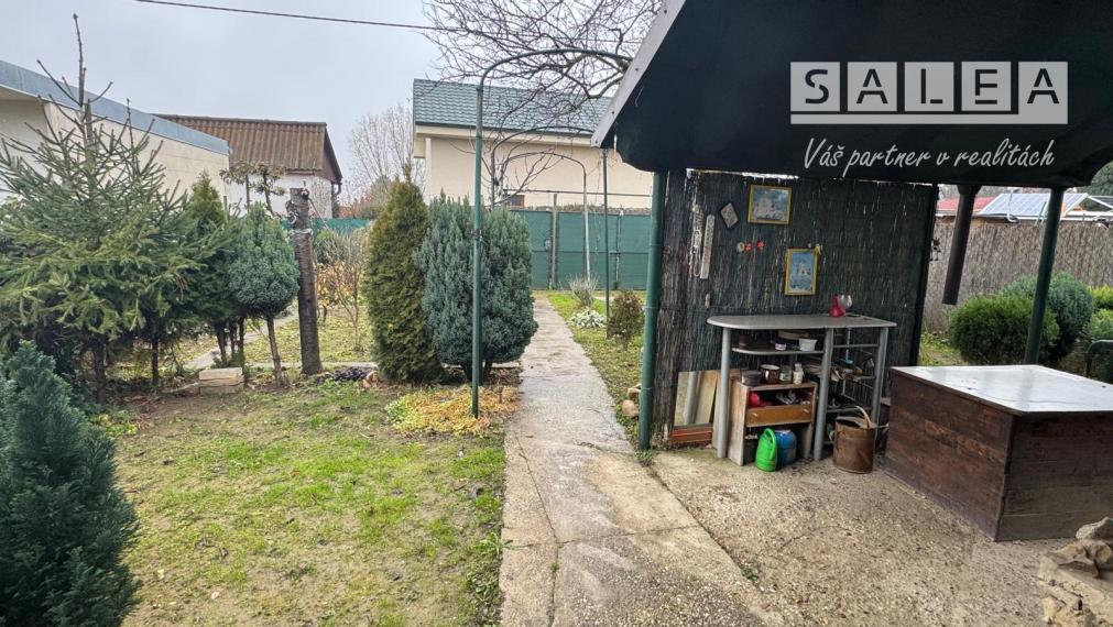 Chata v tesnej blízkosti rieky Váh v OV , v Kráľová nad Váhom