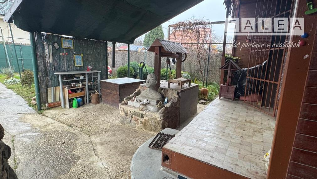 Chata v tesnej blízkosti rieky Váh v OV , v Kráľová nad Váhom