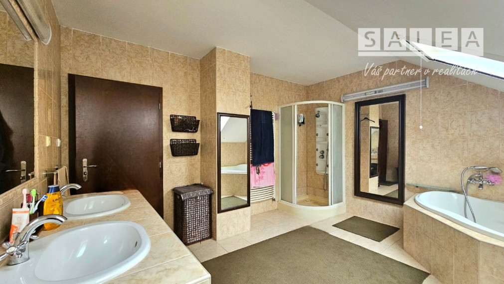 Vila dom 452m2 na pozemku 713m2,centre mesta Dunajská streda