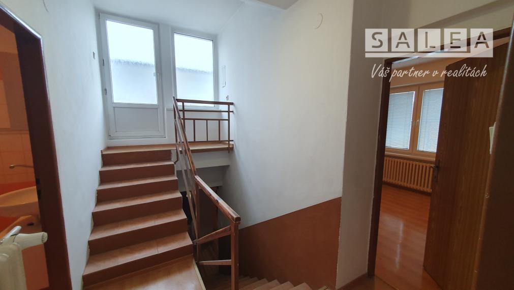 Zaujímavé Rodinný dom 5-iz.+garáž+1x park. Komenského PN