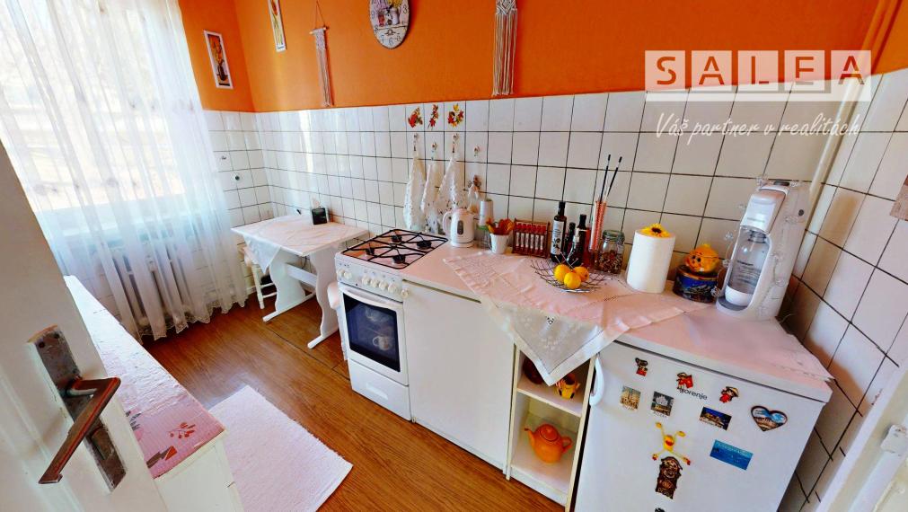 NADŠTANDARDNÝ 3-IZBOVÝ TEHLOVÝ BYT (81 m²) S VLASTNOU KOTOLŇOU v Krompachoch