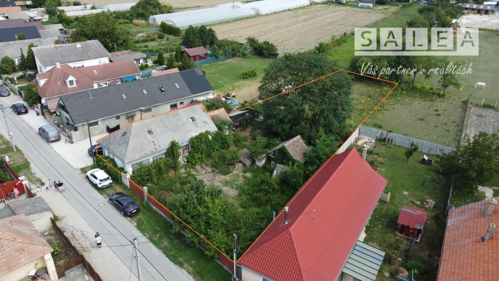 Pozemok so starým domom 1333m2.  Tomášikovo.