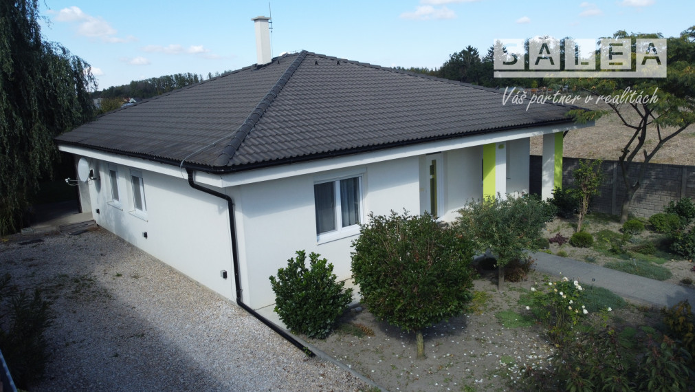 Zánovný 4i-rodinný dom a garáž na pozemku 1087m2 Tomášikovo