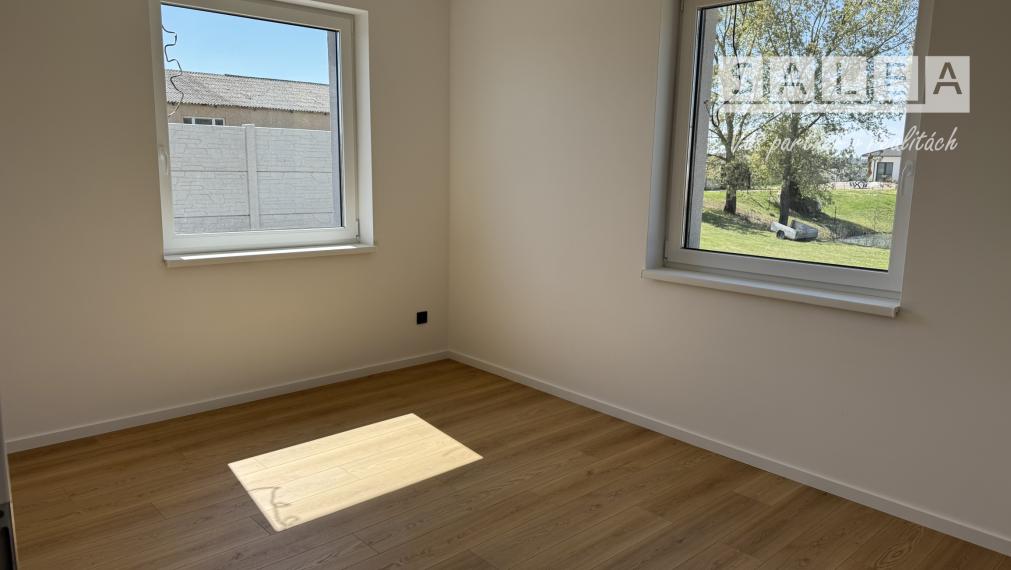 Dom pri jazere - 4 izbová novostavba Trstice