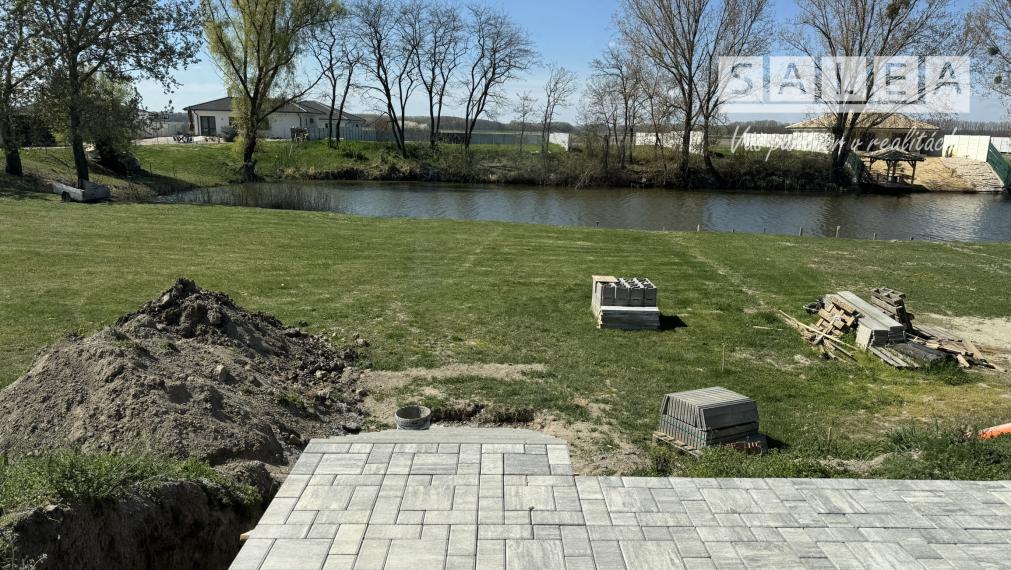 Dom pri jazere - 4 izbová novostavba Trstice