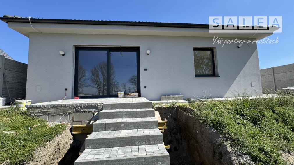 Dom pri jazere - 4 izbová novostavba Trstice