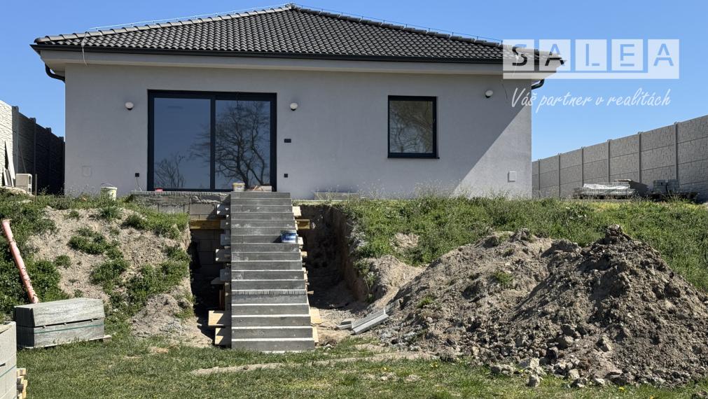 Dom pri jazere - 4 izbová novostavba Trstice