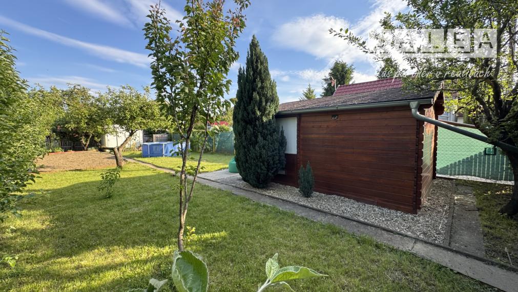 Krásna záhrada s chatkou v Kráľovej nad Váhom 259 m2