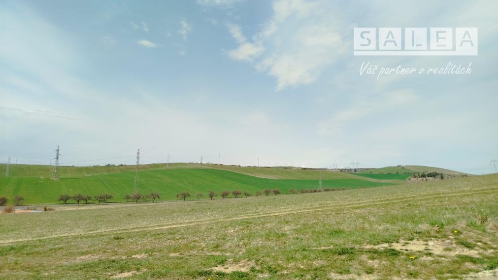 Slnečná záhrada s masívnou pivnicou  a krásnym výhľadom na okolie v Spišskej Novej Vsi