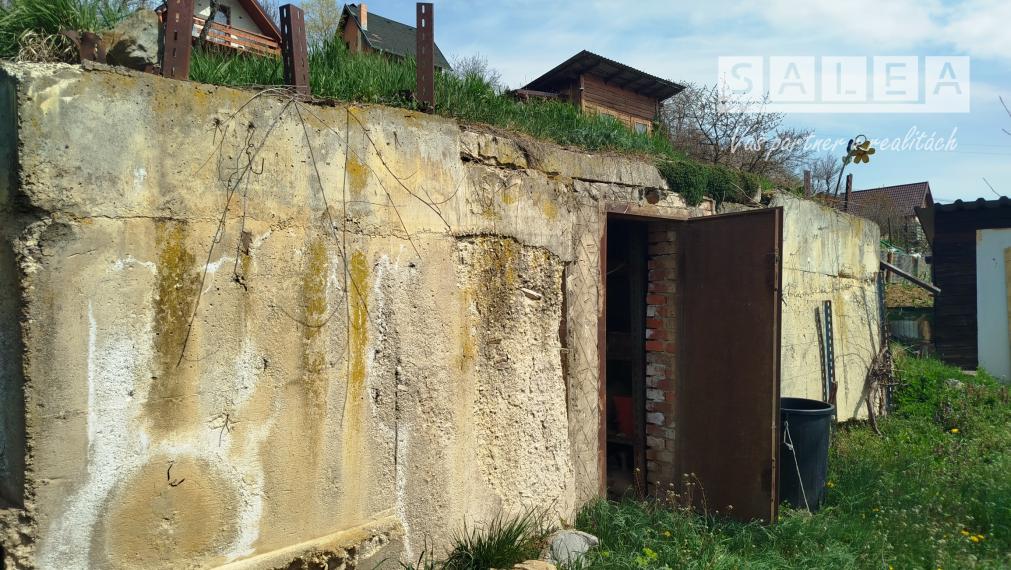 Slnečná záhrada s masívnou pivnicou  a krásnym výhľadom na okolie v Spišskej Novej Vsi