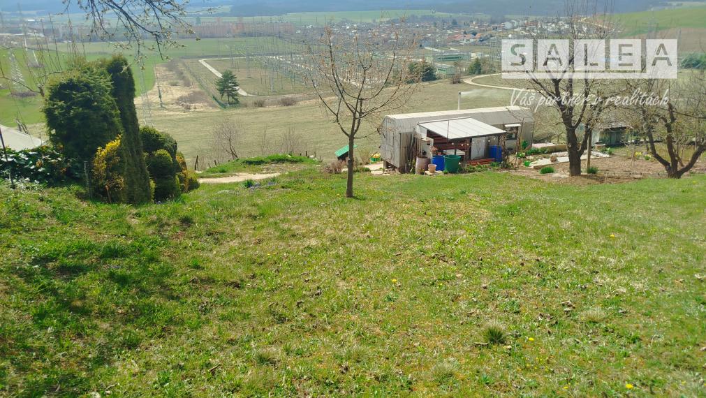 Slnečná záhrada s masívnou pivnicou  a krásnym výhľadom na okolie v Spišskej Novej Vsi