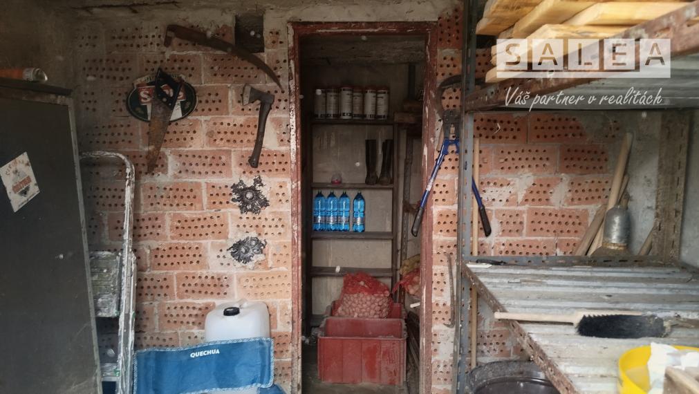 Slnečná záhrada s masívnou pivnicou  a krásnym výhľadom na okolie v Spišskej Novej Vsi