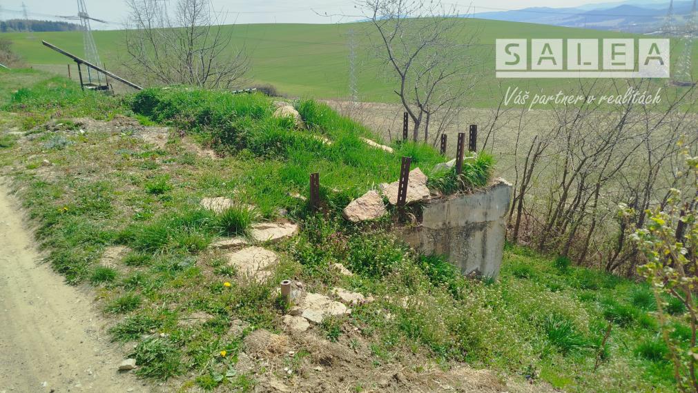 Slnečná záhrada s masívnou pivnicou  a krásnym výhľadom na okolie v Spišskej Novej Vsi