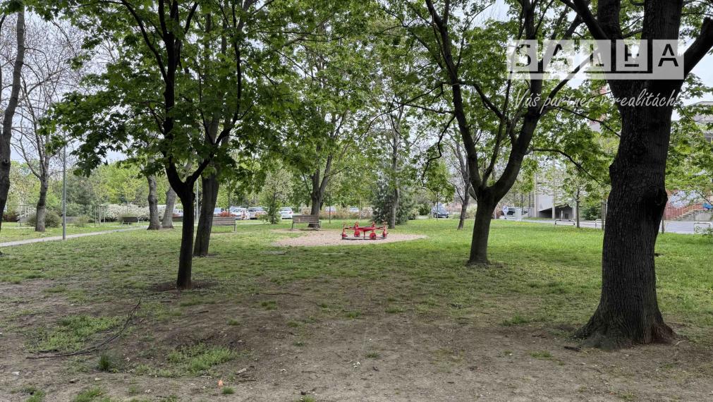 3 izbový svetlý byt 80,8 m2, 3 balkóny, špajza v byte Trnava A.Kubinu