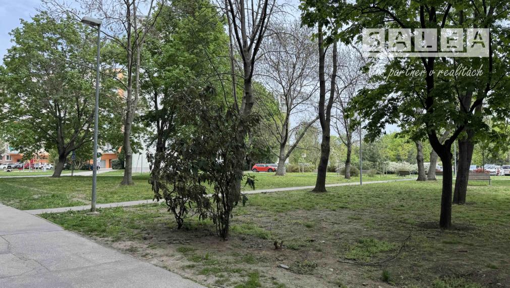 3 izbový svetlý byt 80,8 m2, 3 balkóny, špajza v byte Trnava A.Kubinu