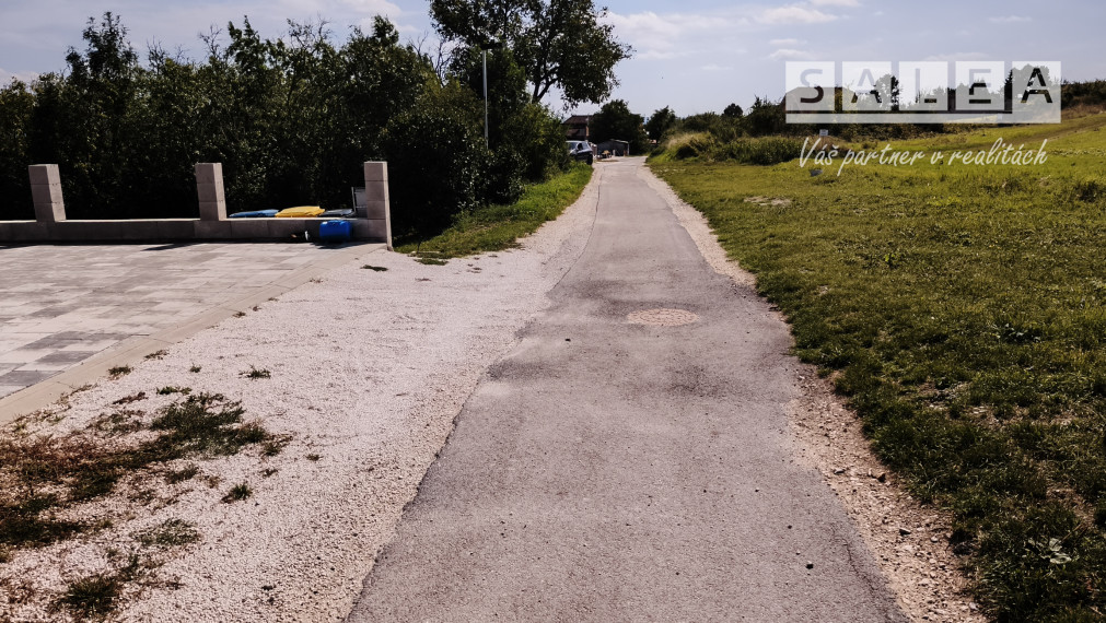 Stavebný pozemok v meste Vrbové o výmere 1472m2.
