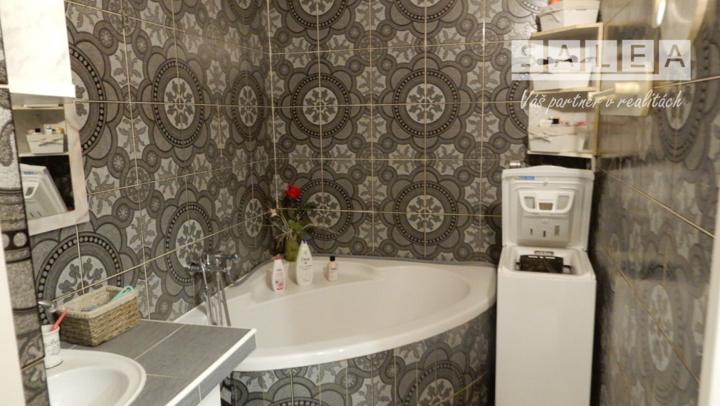 Veľký 3 Izbový byt, 83 m2, rekonštrukcia, Perecká, Levice