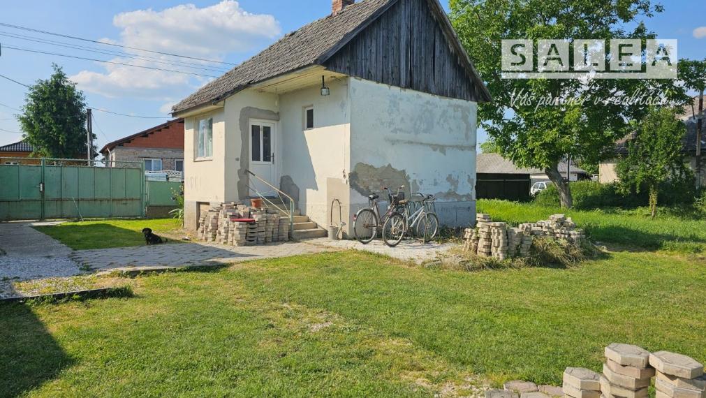 Stavebný pozemok 2213m2 s domom. Tomášikovo