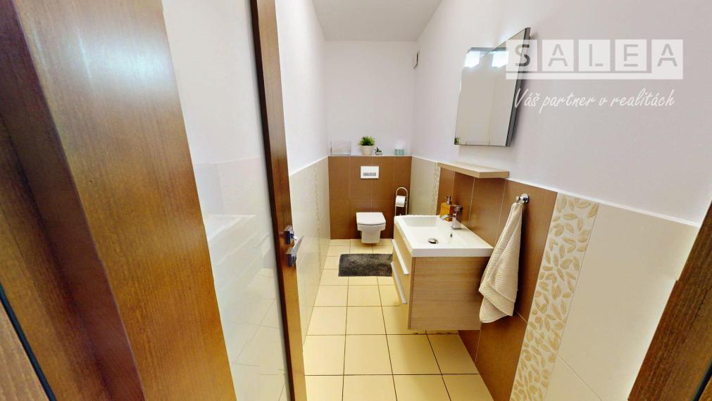 Krásny 6-izbový rodinný dom s garážou, 3 parkovacími miestami a príjemnou bezúdržbovou záhradou v Senci, pozemok 365 m2