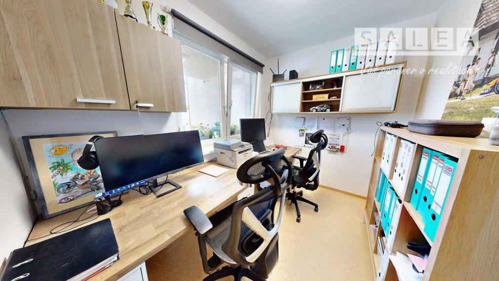 Krásny 6-izbový rodinný dom s garážou, 3 parkovacími miestami a príjemnou bezúdržbovou záhradou v Senci, pozemok 365 m2