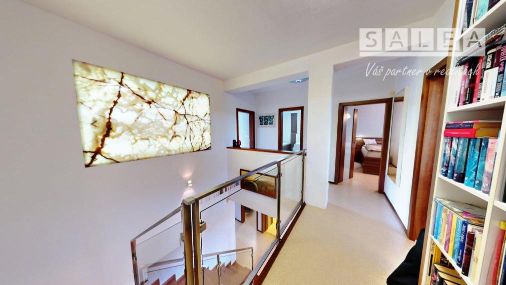 Krásny 6-izbový rodinný dom s garážou, 3 parkovacími miestami a príjemnou bezúdržbovou záhradou v Senci, pozemok 365 m2