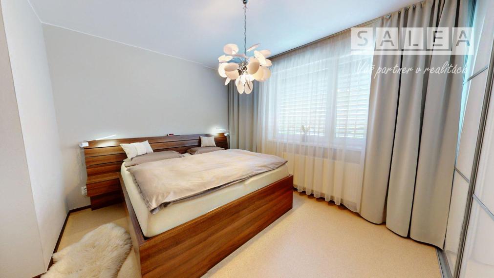 Krásny 6-izbový rodinný dom s garážou, 3 parkovacími miestami a príjemnou bezúdržbovou záhradou v Senci, pozemok 365 m2