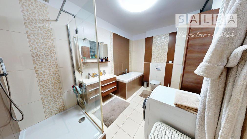 Krásny 6-izbový rodinný dom s garážou, 3 parkovacími miestami a príjemnou bezúdržbovou záhradou v Senci, pozemok 365 m2