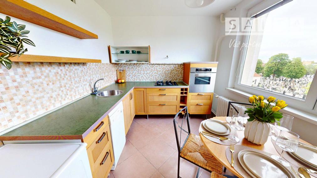 3 izbový svetlý byt 80,8 m2, 3 balkóny, špajza v byte Trnava A.Kubinu