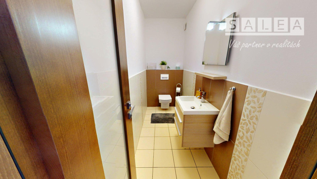 Krásny 6-izbový rodinný dom s garážou, 3 parkovacími miestami a príjemnou bezúdržbovou záhradou v Senci, pozemok 365 m2
