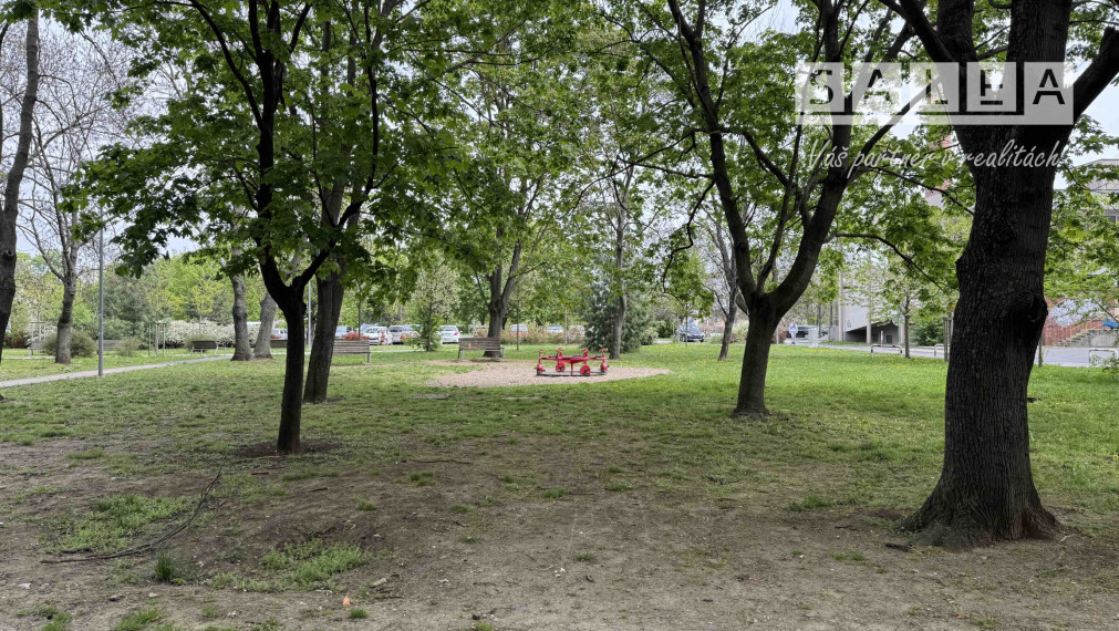 3 izbový svetlý byt 80,8 m2, 3 balkóny, špajza v byte Trnava A.Kubinu
