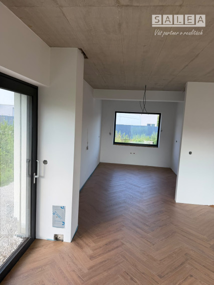HLINIK NAD VÁHOM - HOLODOM -  5 IZBOVÝ RD + 849m2 POZEMOK