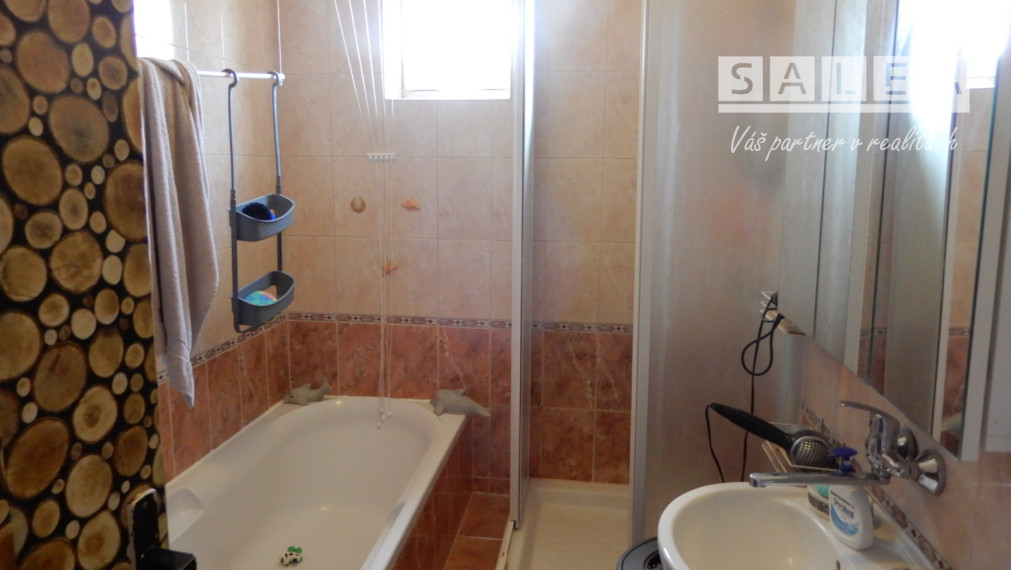 Rodinný dom,140 m2,garáž,letná kuchyňa,Hronovce, okr. Levice