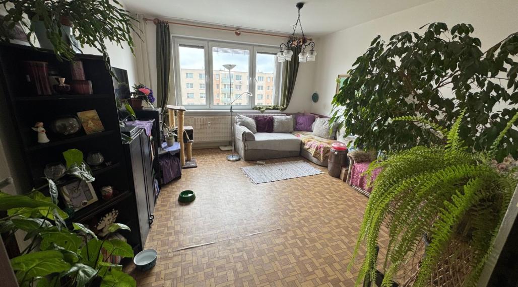 Rezervované!Trojizbový byt s loggiou v Pezinku v pôvodnom stave, ideálny na rekonštrukciu, 62 m2, výborná lokalita