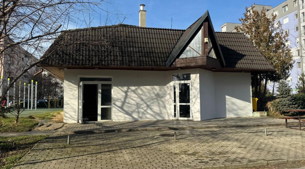 Na prenájom priestor na prevádzku alebo služby v Šaľa-Veča s bytom na poschodí