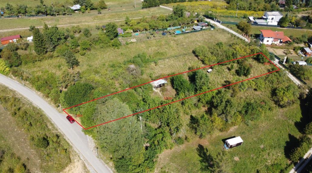 STRÁŽOV - POZEMOK O VÝMERE  1738m2