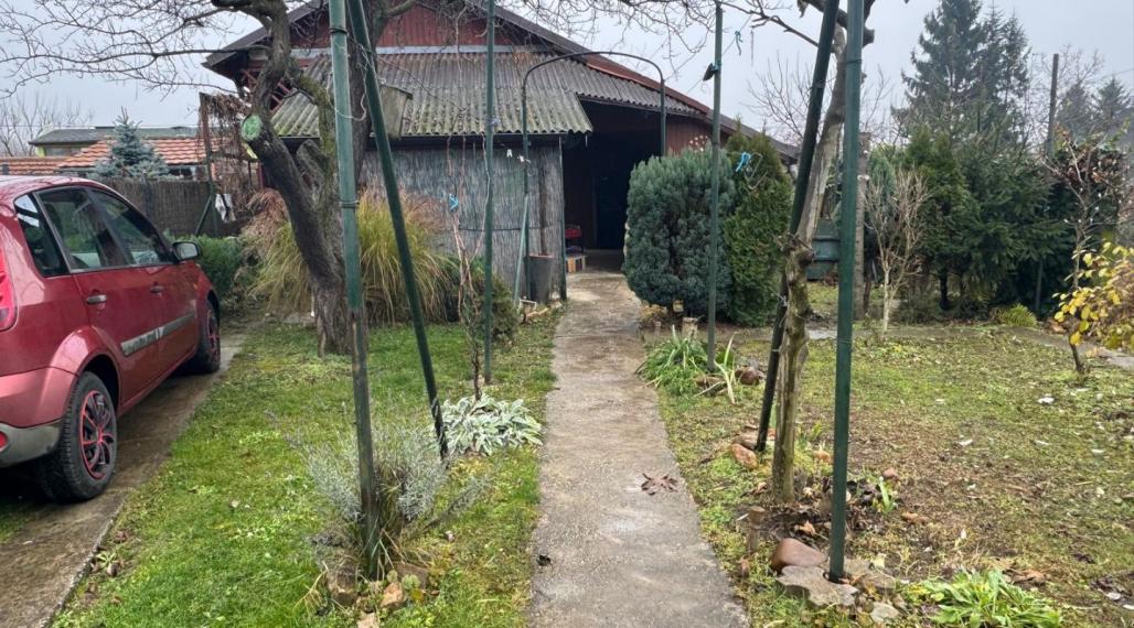 Výrazne znížená cena ...Krásna chalúpka v tesnej blízkosti rieky Váh v osobnom vlastníctve- Exkluzivne iba u nás