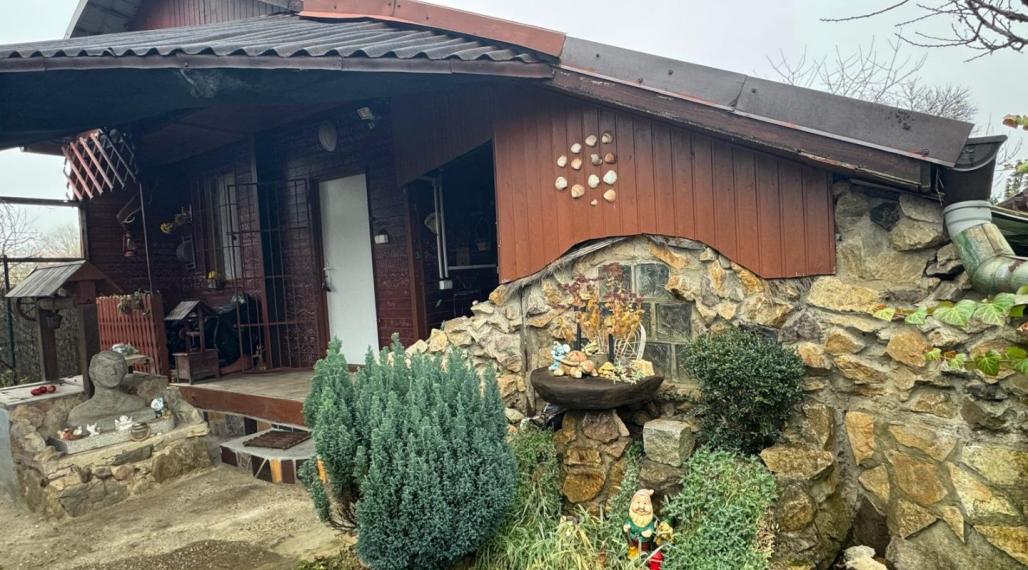 Chata v tesnej blízkosti rieky Váh v OV , v Kráľová nad Váhom