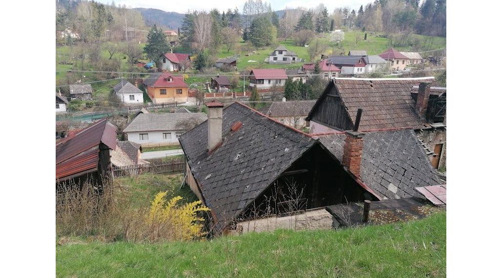 Pozemky so starým RD v obci Prakovce o celkovej rozlohe 700m2