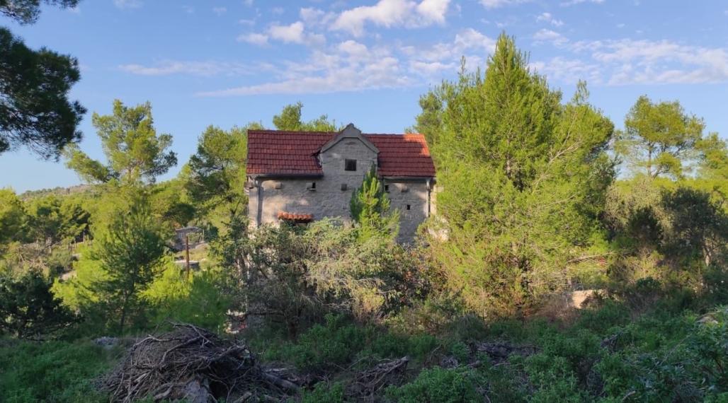 CHORVÁTSKO, OSTROV BRAČ - KAMENNÝ DOM ZO 16. STOROČIA, ZÁTOKA SALBUNARA, DALMÁCIA